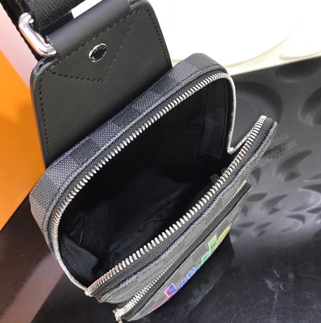 LV包 LV黑格腰包 N41719絲印 彩虹字絲印字母 LV男胸包 LV男挎包  ydh3149